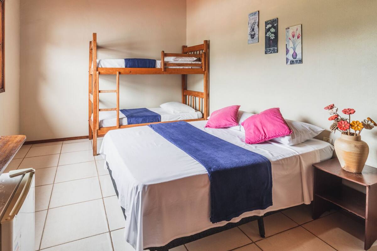 Ropa de cama hipoalergénica, minibar, cortinas blackout y wifi gratis 