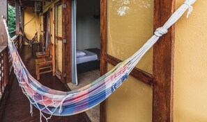 高級三人房, 多張床, 城市景 | 陽台景觀