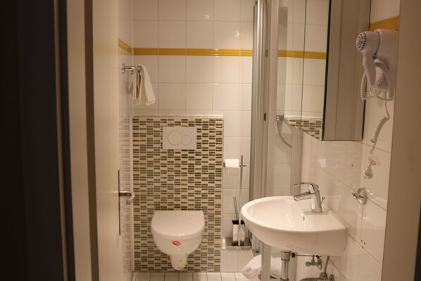 Shower, free toiletries, hair dryer, towels - Hotel Paris (Düsseldorf)