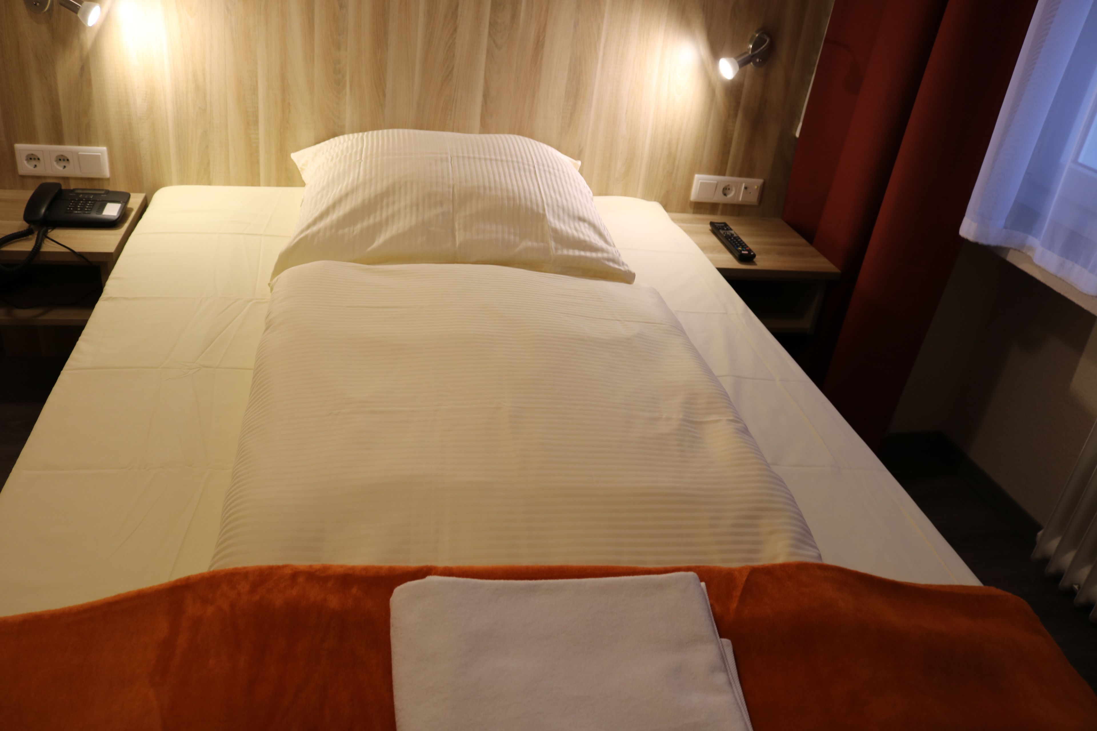 standard single room, 1 double bed | minibar, in-room safe, desk, free wifi