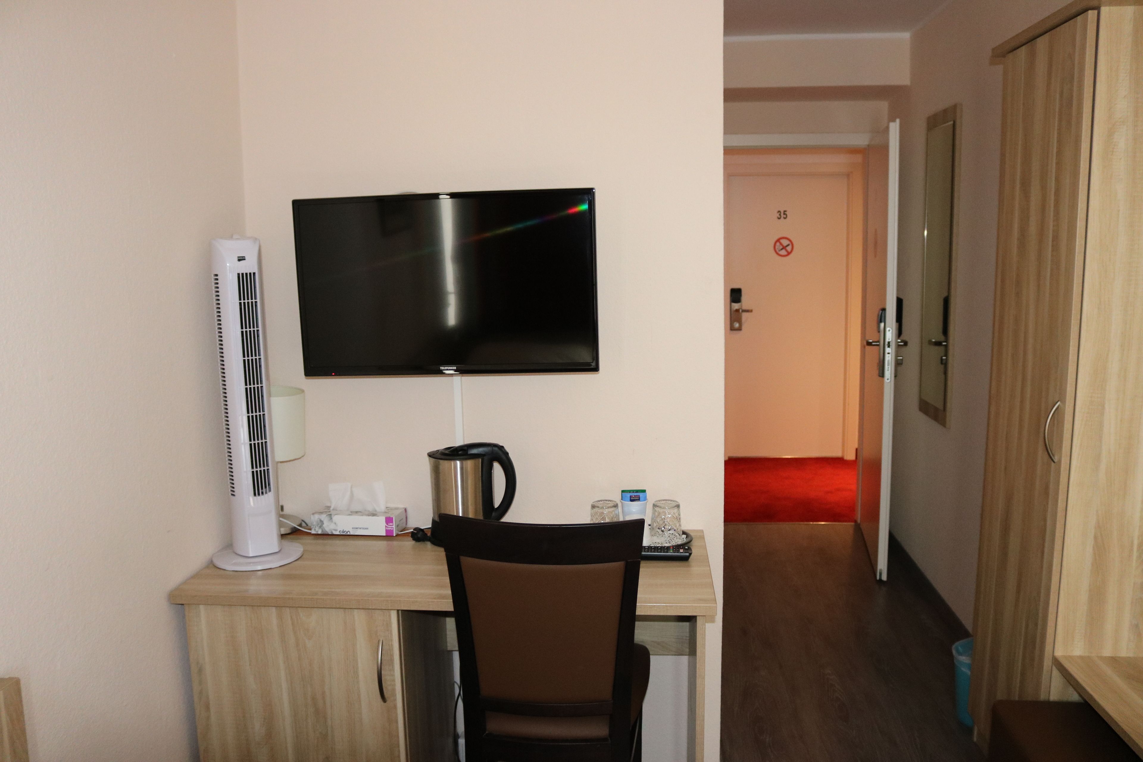 standard twin room | minibar, in-room safe, desk, free wifi