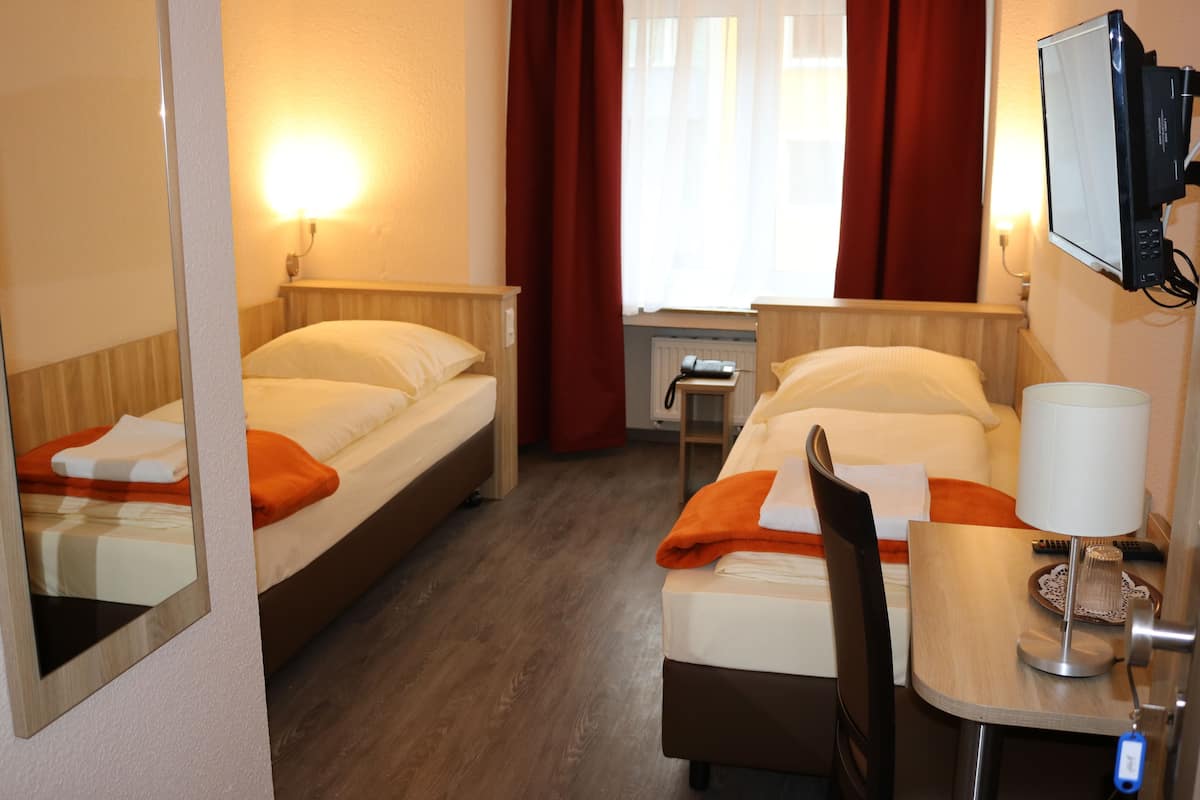Camera Standard con 2 letti singoli | Minibar, una cassaforte in camera, una scrivania, Wi-Fi gratuito