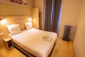 Standard Double Room | Desk, iron/ironing board, free WiFi, bed sheets - Hôtel Aix Europe (Paris)