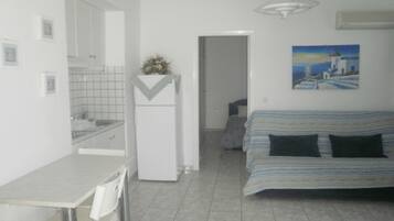 Appartamento, 1 camera da letto, vista mare | Area soggiorno | TV a schermo piatto