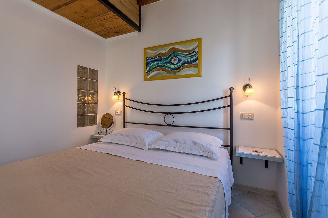 Studio (O) | In-room safe, desk, soundproofing, iron/ironing board