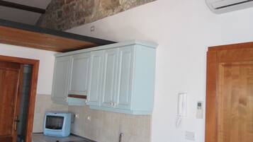 Studio (F) | Private kitchen | Fridge, microwave, stovetop, espresso maker