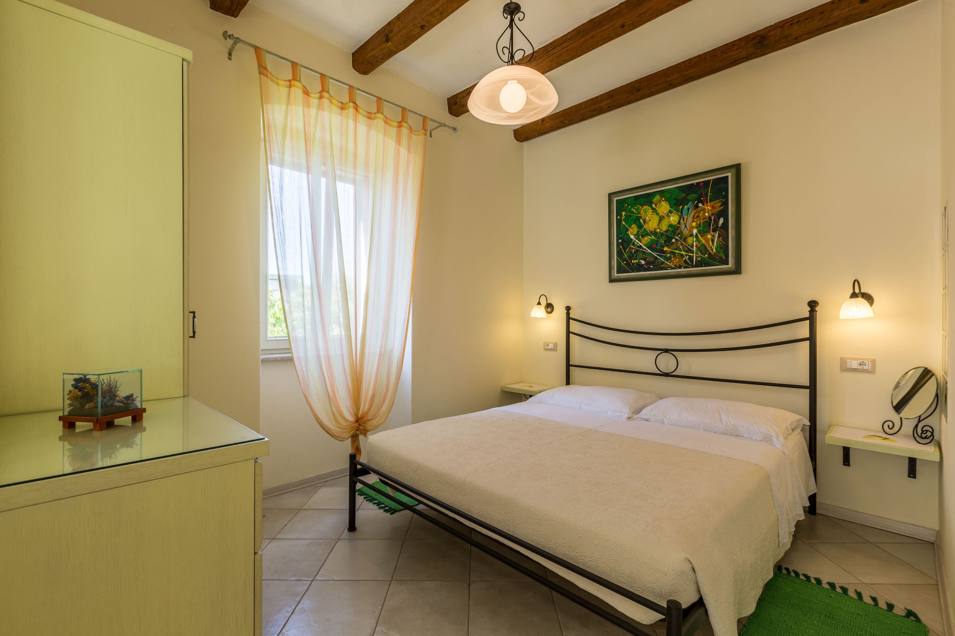 Studio (L) | In-room safe, desk, soundproofing, iron/ironing board