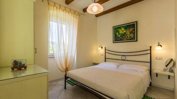 Studio (L) | In-room safe, desk, soundproofing, iron/ironing board
