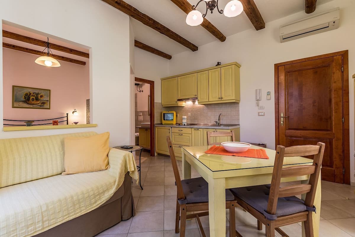 Studio (G) | Living room | Flat-screen TV