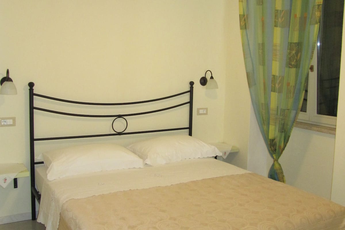 Studio (M) | In-room safe, desk, soundproofing, iron/ironing board