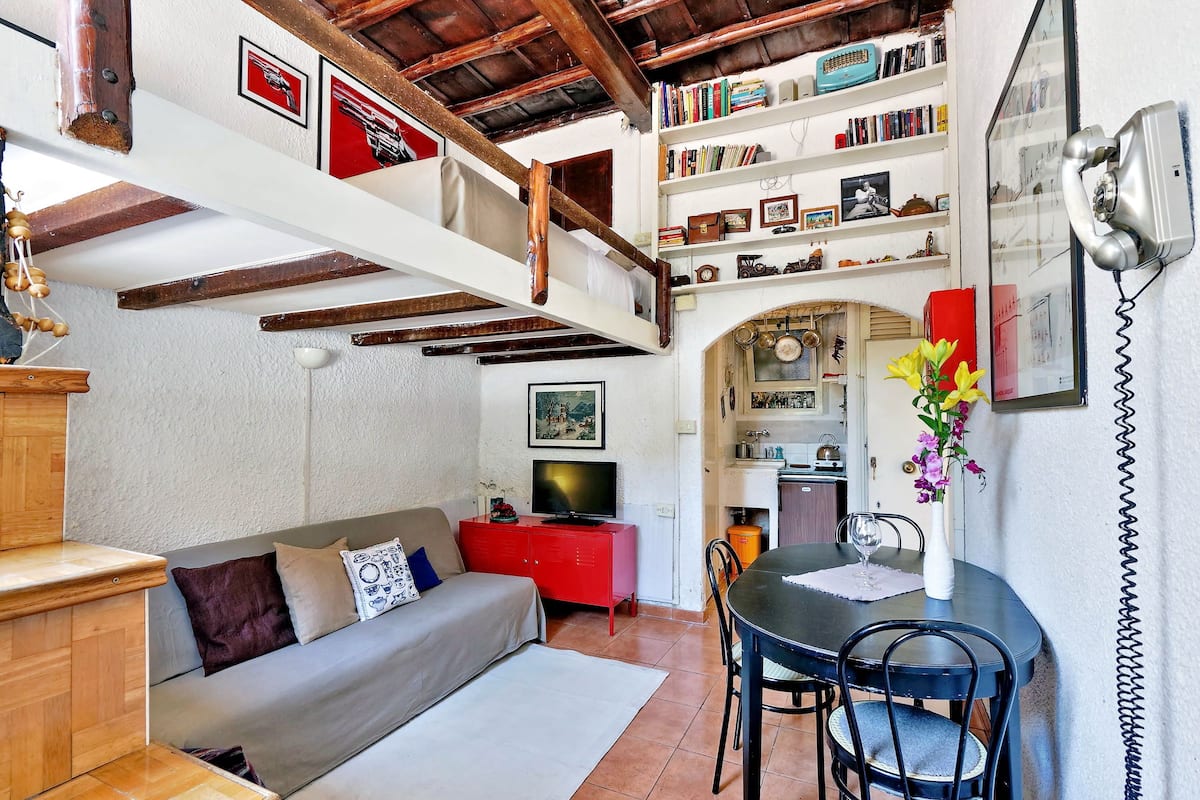 Studio (Pretty Flat) | Living area