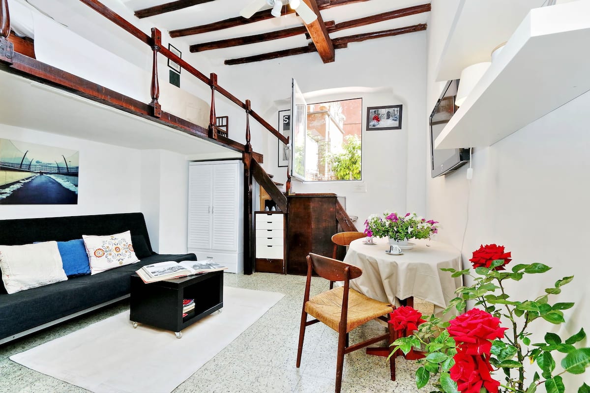 開放式客房 (Charming Flat) | 起居區 | 平面電視