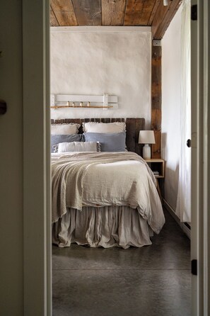 Studio Suite, 1 Queen Bed, Kitchenette, Garden View (B) | Premium bedding, free WiFi, bed sheets