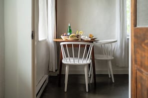 Studio Suite, 1 Queen Bed, Kitchenette, Garden View (B) | Premium bedding, free WiFi, bed sheets