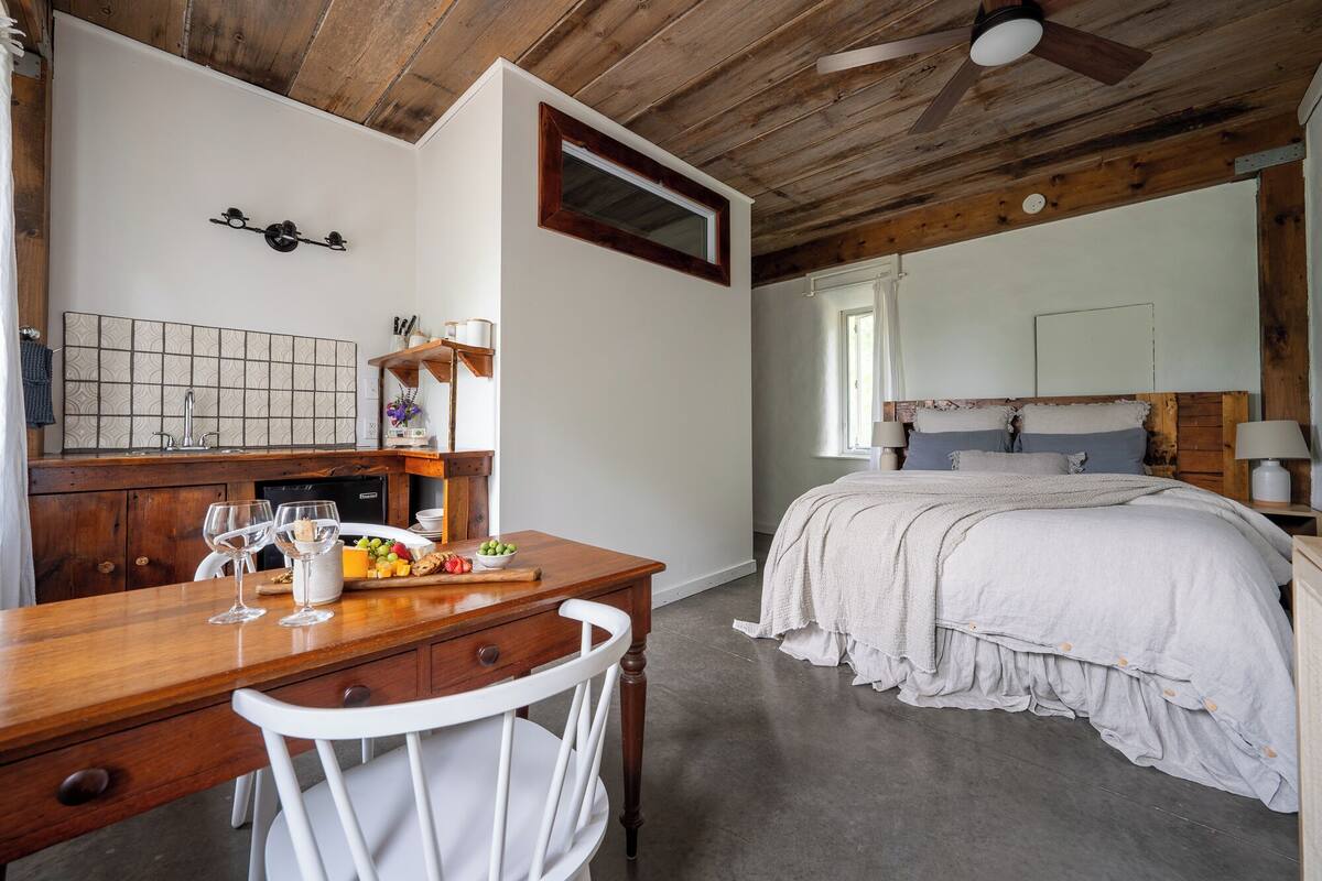 studio suite, 1 queen bed, kitchenette, garden view (a) | private kitchenette | fridge, coffee/tea maker, electric kettle, cookware/dishes/utensils