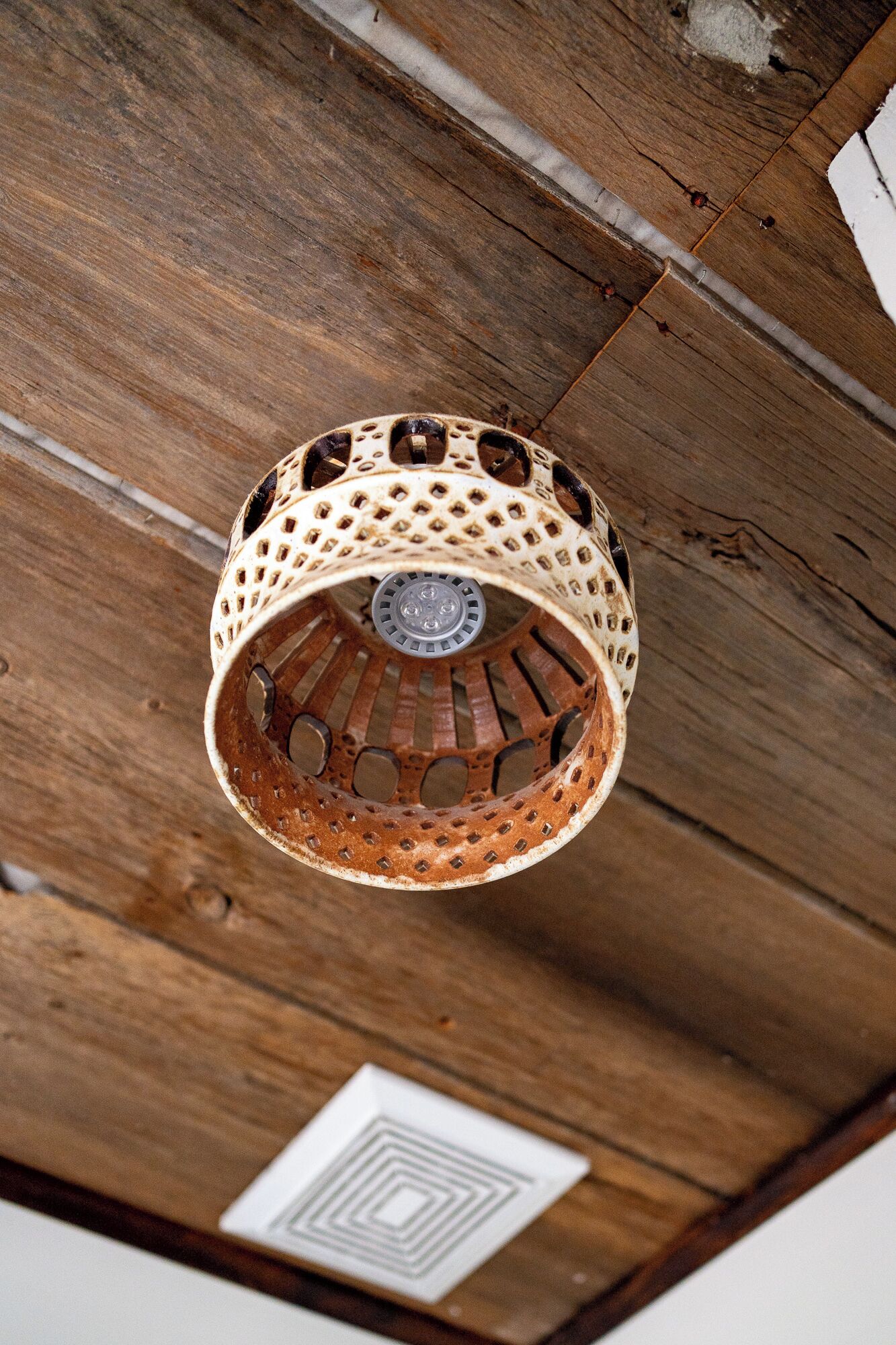 studio suite, 1 queen bed, kitchenette, garden view (b) | bathroom | shower, free toiletries, hair dryer, slippers