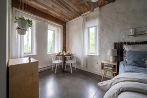 Studio Suite, 1 Queen Bed, Kitchenette, Garden View (B) | Premium bedding, free WiFi, bed sheets