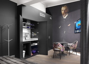 Estudio Deluxe | Cocina básica privada | Frigorífico, microondas, máquina de café espresso y cafetera o tetera