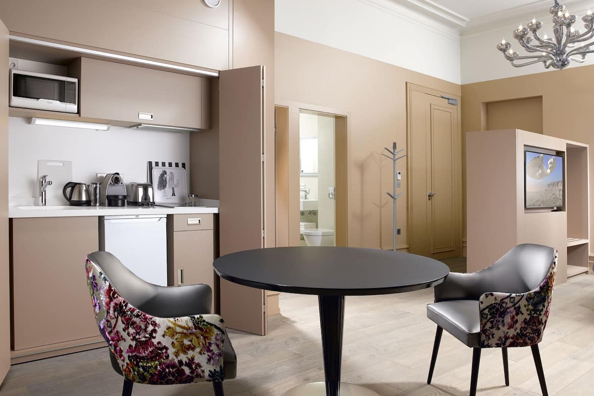 comfort suite | private kitchenette | fridge, microwave, espresso maker, coffee/tea maker