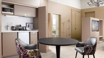 Suite Confort | Cocina básica privada | Frigorífico, microondas, máquina de café espresso y cafetera o tetera