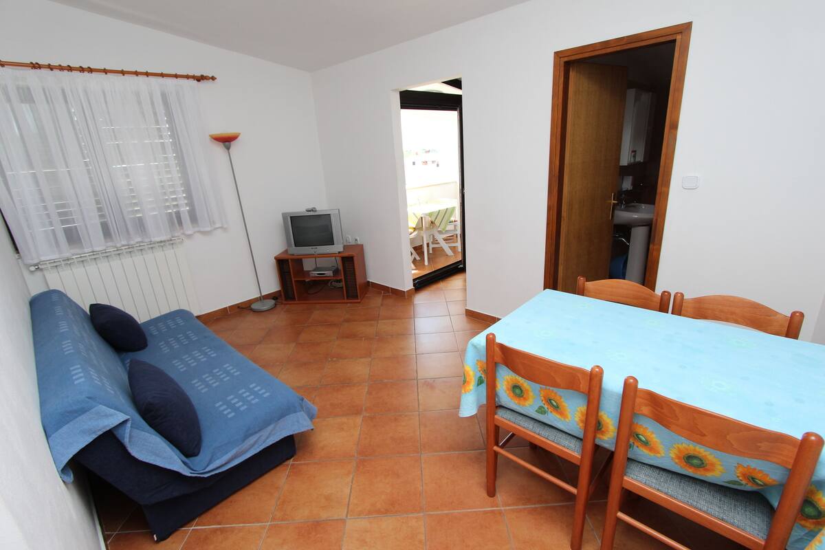 One Bedroom Apartment, Balcony (3 People) | Área de estar | TV de tela plana 104 cm com canais a cabo, TV, lareira