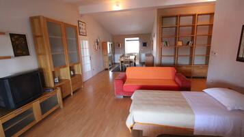 Superior Apartment, Terrace (5 People) | Area soggiorno | TV a schermo piatto 104 cm con canali via cavo, TV, caminetto