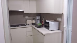 Cafetera/tetera, refrigerador, microondas, placa de cocina