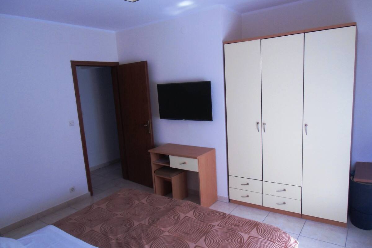 One Bedroom Apartment, Balcony (2 People) | Cofres nos quartos, espaço de trabalho para notebook