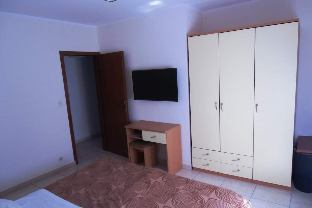 One Bedroom Apartment, Balcony (2 People) | 1 bedroom, in-room safe, laptop workspace, iron/ironing board