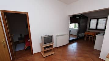 One Bedroom Apartment, Terrace, City View (5 People) | 客厅 | 104-厘米纯平电视(配备有线频道)、电视、壁炉