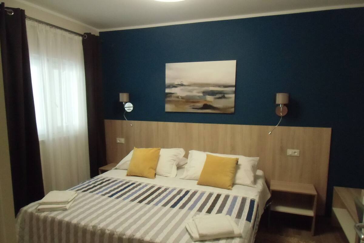 Apartamento luxo | Cofres nos quartos, espaço de trabalho para notebook