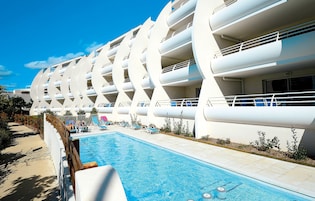 Una piscina al aire libre de temporada
