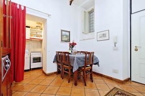 Apartment, 1 Schlafzimmer | Essbereich im Zimmer