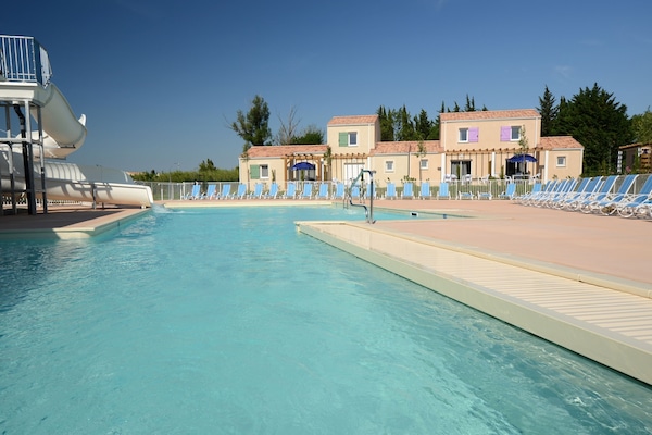 Una piscina cubierta, una piscina al aire libre de temporada