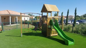 A playground with a slide and climbing structures. - Résidence Odalys Le Mas des Alpilles (Paradou)