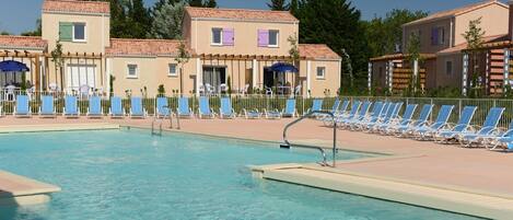 Inomhuspool och en säsongsöppen utomhuspool