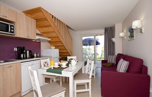 Frigorífico, microondas, placa de cocina y lavavajillas