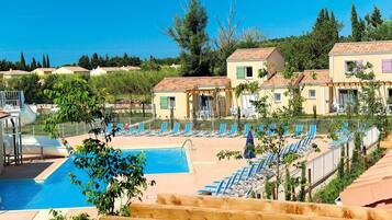 Kolam renang tertutup, kolam renang terbuka bermusim