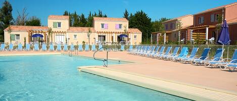 Piscine intérieure, piscine extérieure en saison