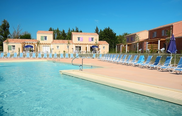 Sisäuima-allas, kauden mukainen ulkouima-allas