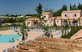 Zona de piscina con sillas de descanso y una piscina.