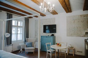 Habitació doble Deluxe, 1 llit de matrimoni gran | Sala d'estar | Televisor de pantalla plana 