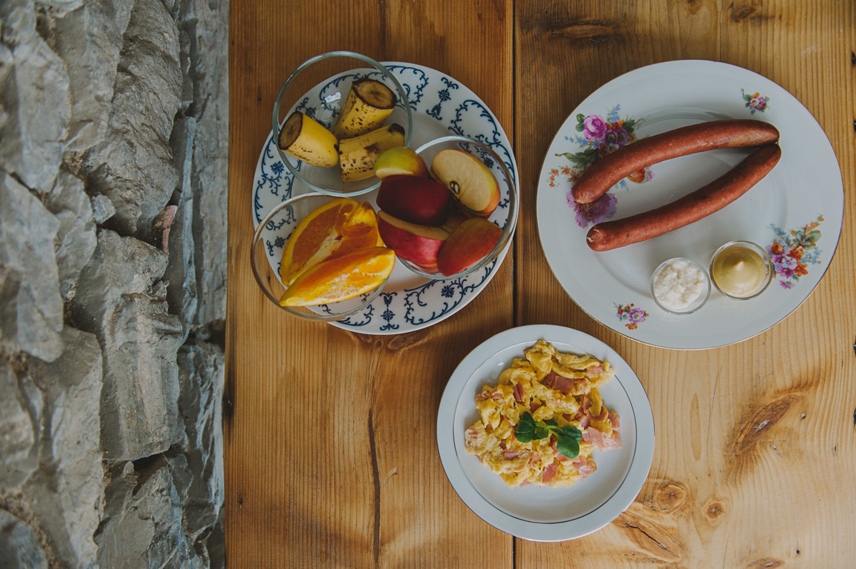daily cooked-to-order breakfast (czk 200 per person)