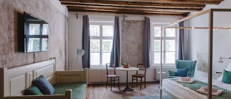 Deluxe Triple Room | In-room safe, desk, free cribs/infant beds, free WiFi