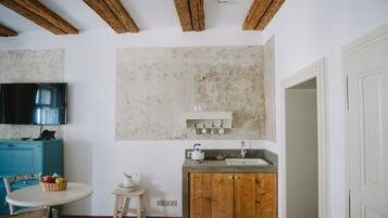 Habitación Deluxe doble, 1 cama de matrimonio grande | Cocina básica privada | Frigorífico, cafetera o tetera y hervidor eléctrico