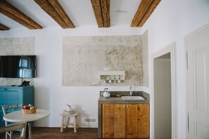 Habitació doble Deluxe, 1 llit de matrimoni gran | Cuina bàsica privada | Frigorífic, cafetera i tetera i bullidora elèctrica 