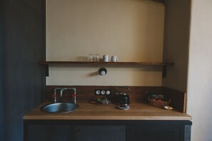 Attic Double Deluxe | Privékitchenette | Een koelkast, een koffiezetapparaat/waterkoker, een waterkoker