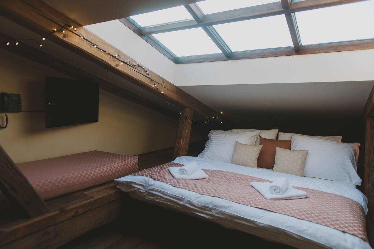 Attic Double Deluxe | In-room safe, desk, cribs (free), WiFi (free)
