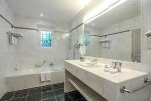 Deep-soaking bathtub, free toiletries, hair dryer, bathrobes - Hôtel Villa Les Rosiers (Grimaud)