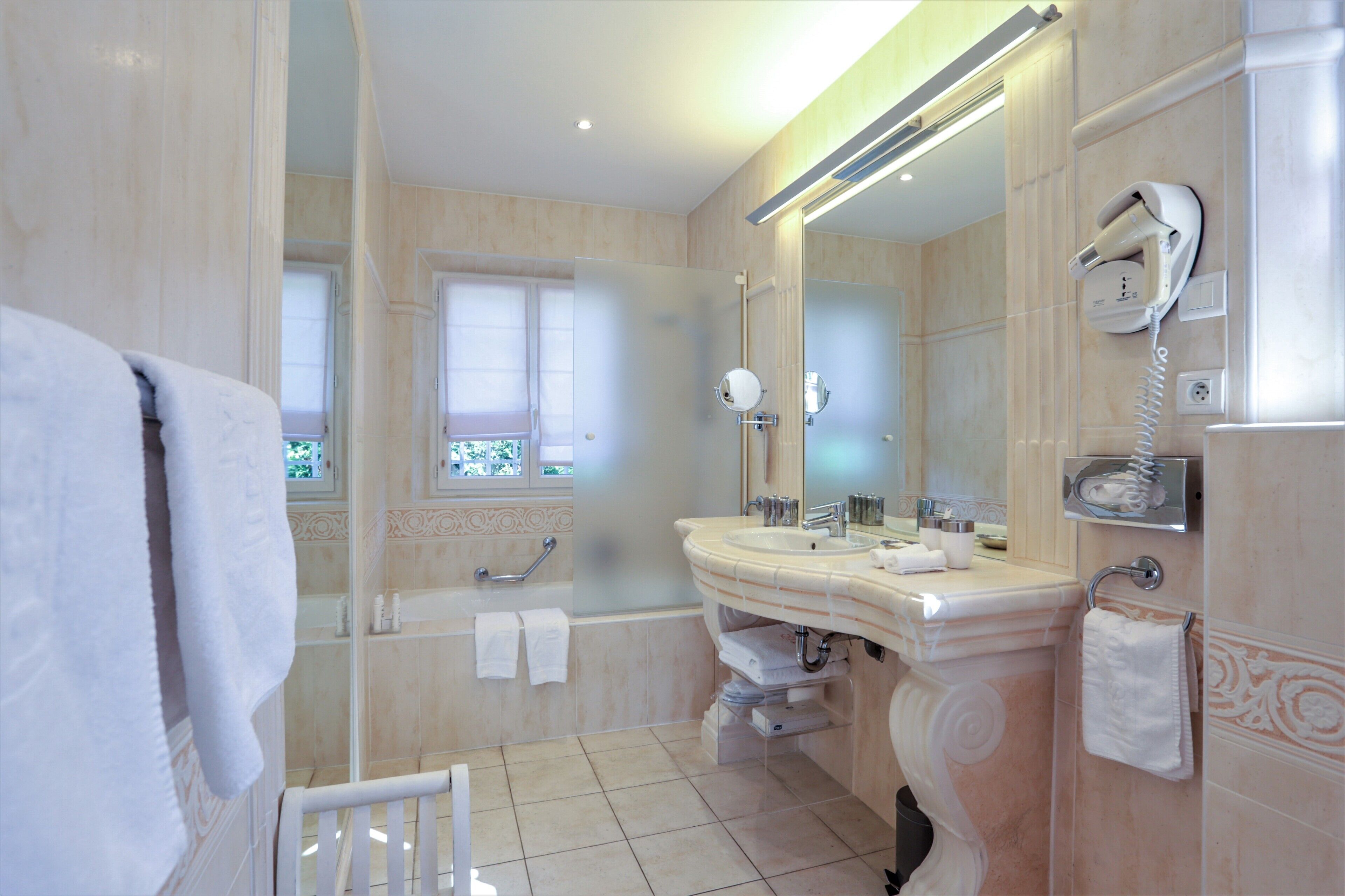 junior suite, sea view | bathroom | deep-soaking bathtub, free toiletries, hair dryer, bathrobes